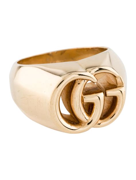 gucci signet ring.